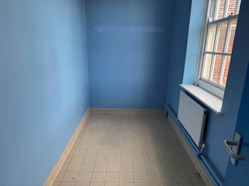 Lot: 42 - FREEHOLD PREMISES IN CENTRAL LOCATION WITH PARKING - First floor - changing room off Locker room